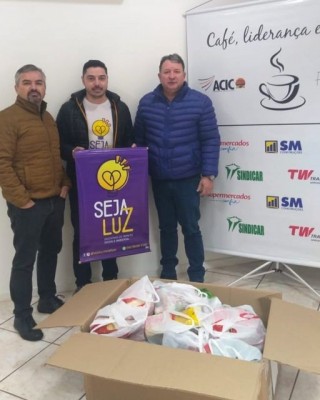 Entrega dos alimentos arrecadados durante o evento Café, Liderança e Gente