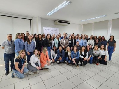 Café, Liderança e Gente! - Eloisa de Avila Pauletto, que palestrou aos convidados sobre o tema “DivertidaMente ou Mente Divertida? - O poder das emoções no ambiente de trabalho”.
