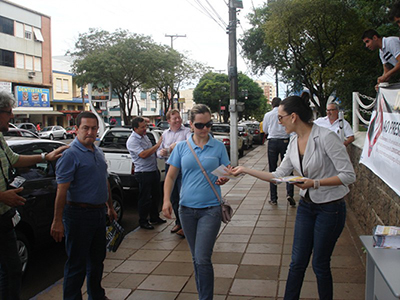 Na segunda-feira (17) foi realizada uma panfletagem de convocação a população para participar do ato.