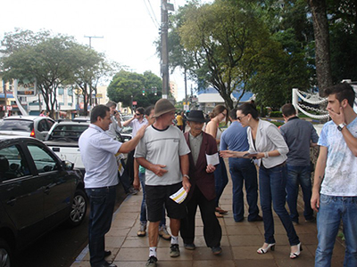 Na segunda-feira (17) foi realizada uma panfletagem de convocação a população para participar do ato.
