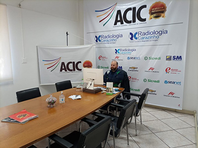 Deputado Estadual Fábio Ostermann esteve presente no Ideias na Mesa da ACIC.