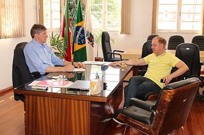 Presidente do HCC faz visita de cortesia ao prefeito Milton Schmitz