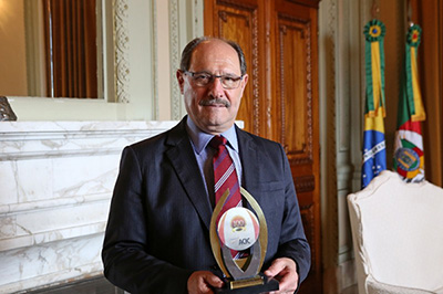 GOVERNADOR SARTORI AGRADECE TROFÉU RECEBIDO DA ACIC  
