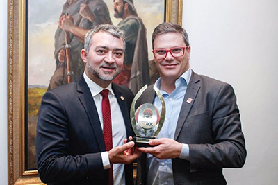 PRESIDENTE DA ASSEMBLEIA, AGRACIADO COM TROFÉU, PARABENIZA ACIC PELO CENTENARIO