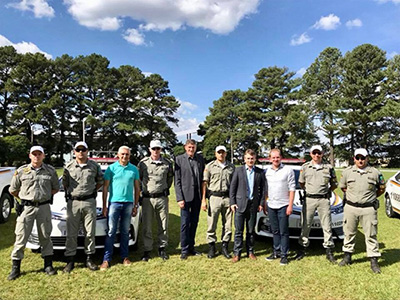 PRESIDENTE DA ACIC ACOMPANHA PREFEITO DE CARAZINHO NA ENTREGA DE VIATURAS PARA A BRIGADA MILITAR DE CARAZINHO