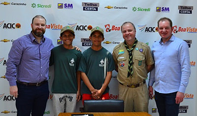 ACIC faz entrega de Uniformes a meninos carentes.